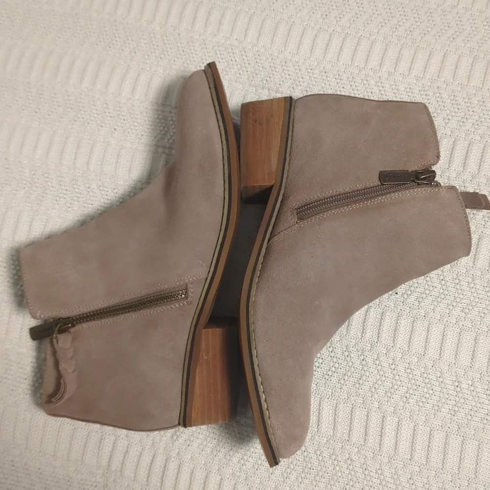 Blondo Tan/Camel Suede Waterproof Booties — Dual Functional Zippers, Cushioned